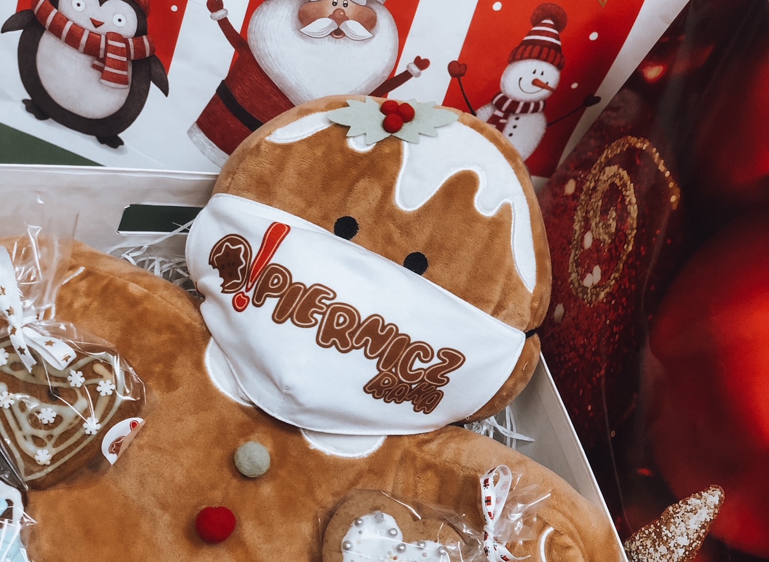 Makotka w kształcie piernika z maseczką na twarzy z napisem "Opiernicz raka"