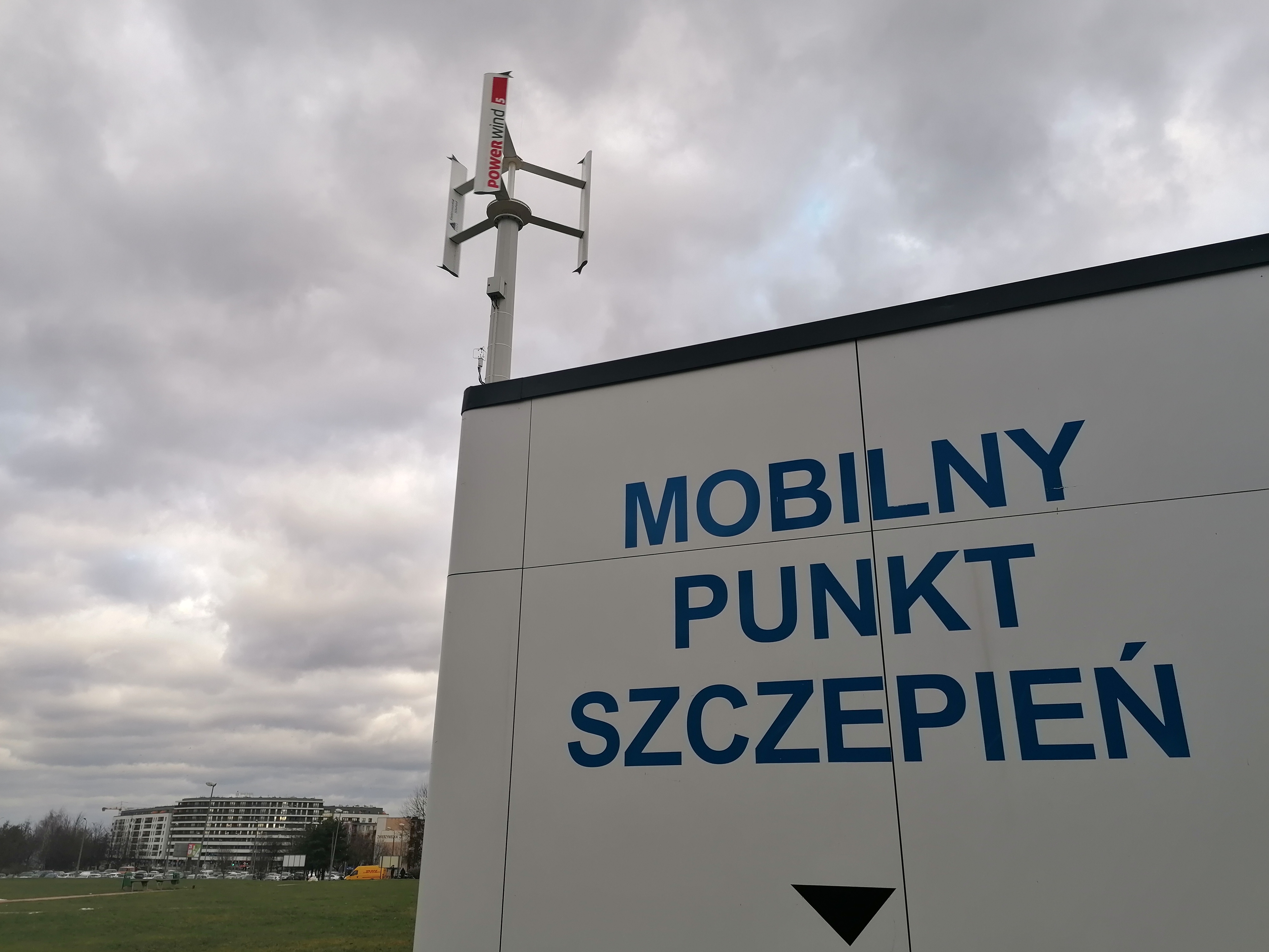 Napis "Mobilny punkt szczepień" na białym budynku