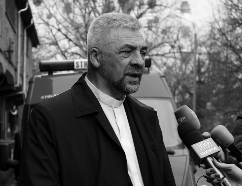 Mężczyzna mówi do mikrofonów dziennikarzy