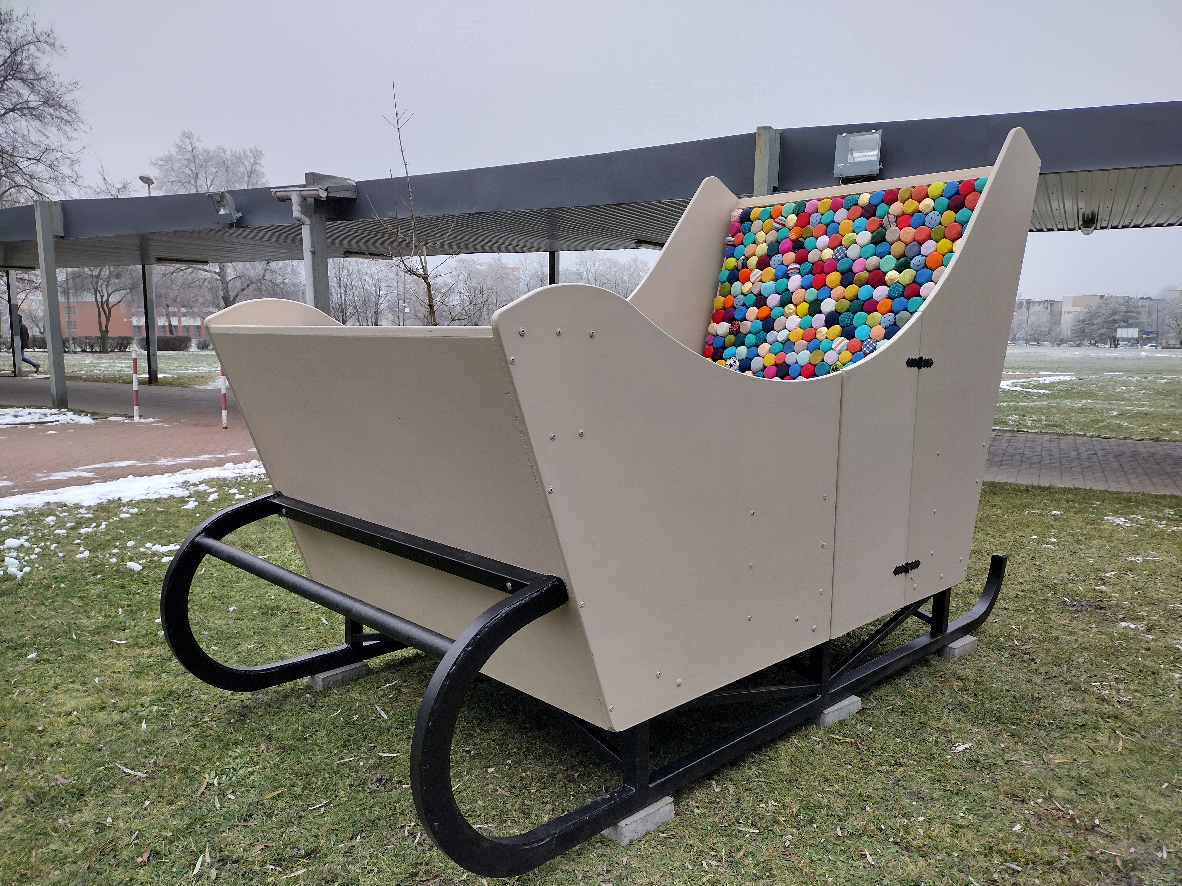 Beżowe sanie w środku, których jest kolorowy materac