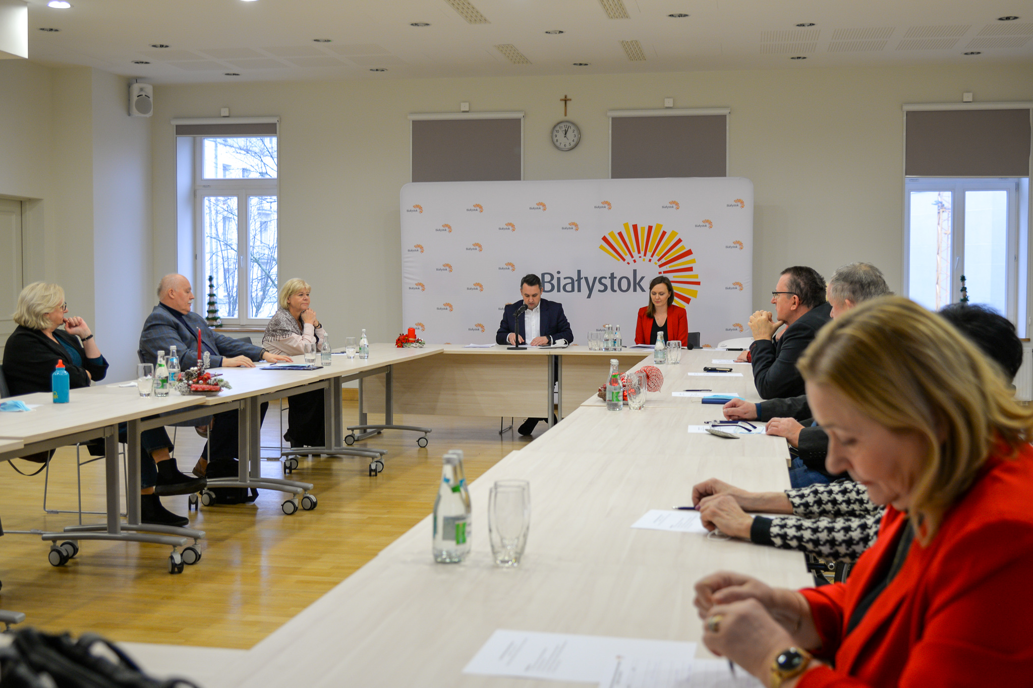 Przy stole konferencyjnym siedzą przedstawiciele rady seniorów, u szczytu stołu siedzi wiceprezydent