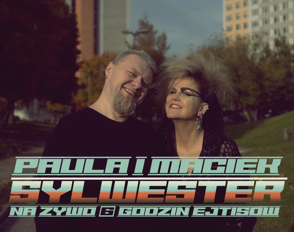 Na zdjęciu z lewej strony mężczyzna przebrany za wokalistę Bon Jovi, ma białe włosy i brodę oraz czarną koszulkę, z prawej kobieta przebrana za Małgorzatę Ostrowską. Ma upięte w irokez włosy, czarny znak namalowany wokół lewego oka i czarny płaszcz z postawiony kołnierzem