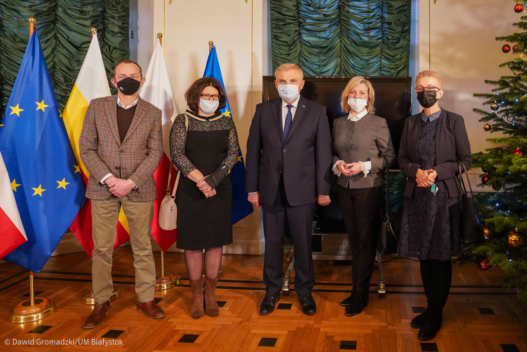 Sala Pałacyku Gościnnego Branickich, Pięć osób stoi w rzędzie