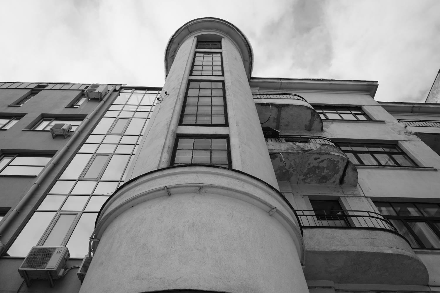 Fragment elewacji budynku widzianej z dołu