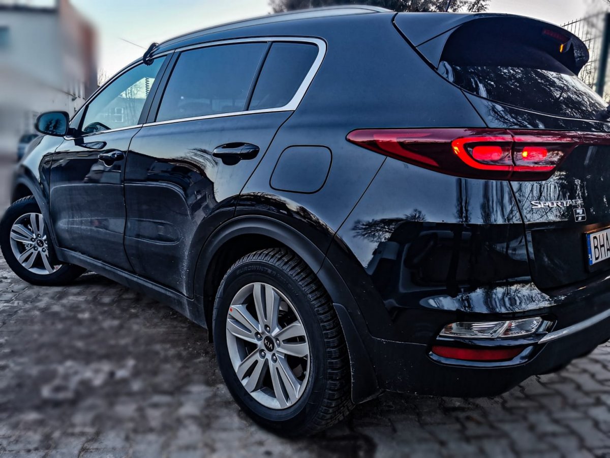 Ciemne auto typu SUV