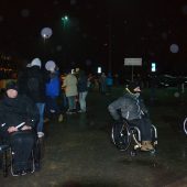 Niepełnosprawni kibice czekają na racowisko i odpalenie rac przy stadionie miejskim w Białymstoku