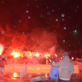 Kibice odpalili race podczas racowiska przy Stadionie Miejskim w Białymstoku