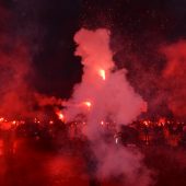 Kibice odpalili race podczas racowiska przy Stadionie Miejskim w Białymstoku