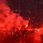 Kibice odpalili race podczas racowiska przy Stadionie Miejskim w Białymstoku