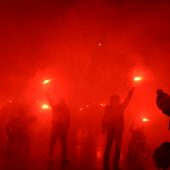 Kibice odpalili race podczas racowiska przy Stadionie Miejskim w Białymstoku