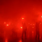 Kibice odpalili race podczas racowiska przy Stadionie Miejskim w Białymstoku