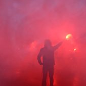 Kibice odpalili race podczas racowiska przy Stadionie Miejskim w Białymstoku