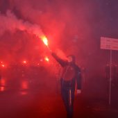 Kibice odpalili race podczas racowiska przy Stadionie Miejskim w Białymstoku
