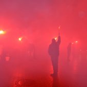 Kibice odpalili race podczas racowiska przy Stadionie Miejskim w Białymstoku