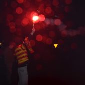 Kibice z odpalonymi racami podczas racowiska 2022 przy Stadionie Miejskim w Białymstoku