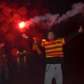 Kibic z odpaloną racą na racowisku 2022 przy stadionie miejskim w Białymstoku