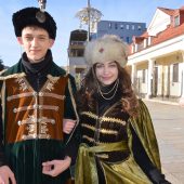 Maturzyści w historycznych strojach na Rynku Kościuszki na studniówce miejskiej 2022
