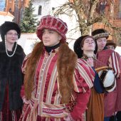 Maturzyści w historycznych strojach na Rynku Kościuszki na studniówce miejskiej 2022