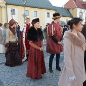 Maturzyści tańczą poloneza na studniówce miejskiej na Rynku Kościuszki