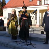 Maturzyści Izabela Branicka i Klemens Branicki wraz z prezydentem Tadeuszem Truskolaskim otwierają studniówkę miejską 2022, przemowa przed polonezem