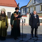 Maturzyści Izabela Branicka i Klemens Branicki wraz z prezydentem Tadeuszem Truskolaskim otwierają studniówkę miejską 2022, przemowa przed polonezem