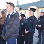 Maturzyści tańcza polonez na Rynku Kościuszki na studniówce miejskiej 2022