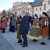 Maturzyści tańcza polonez na Rynku Kościuszki na studniówce miejskiej 2022