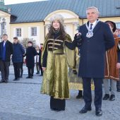 Maturzyści tańcza polonez na Rynku Kościuszki na studniówce miejskiej 2022 razem z prezydentem Tadeuszem Truskolaskim