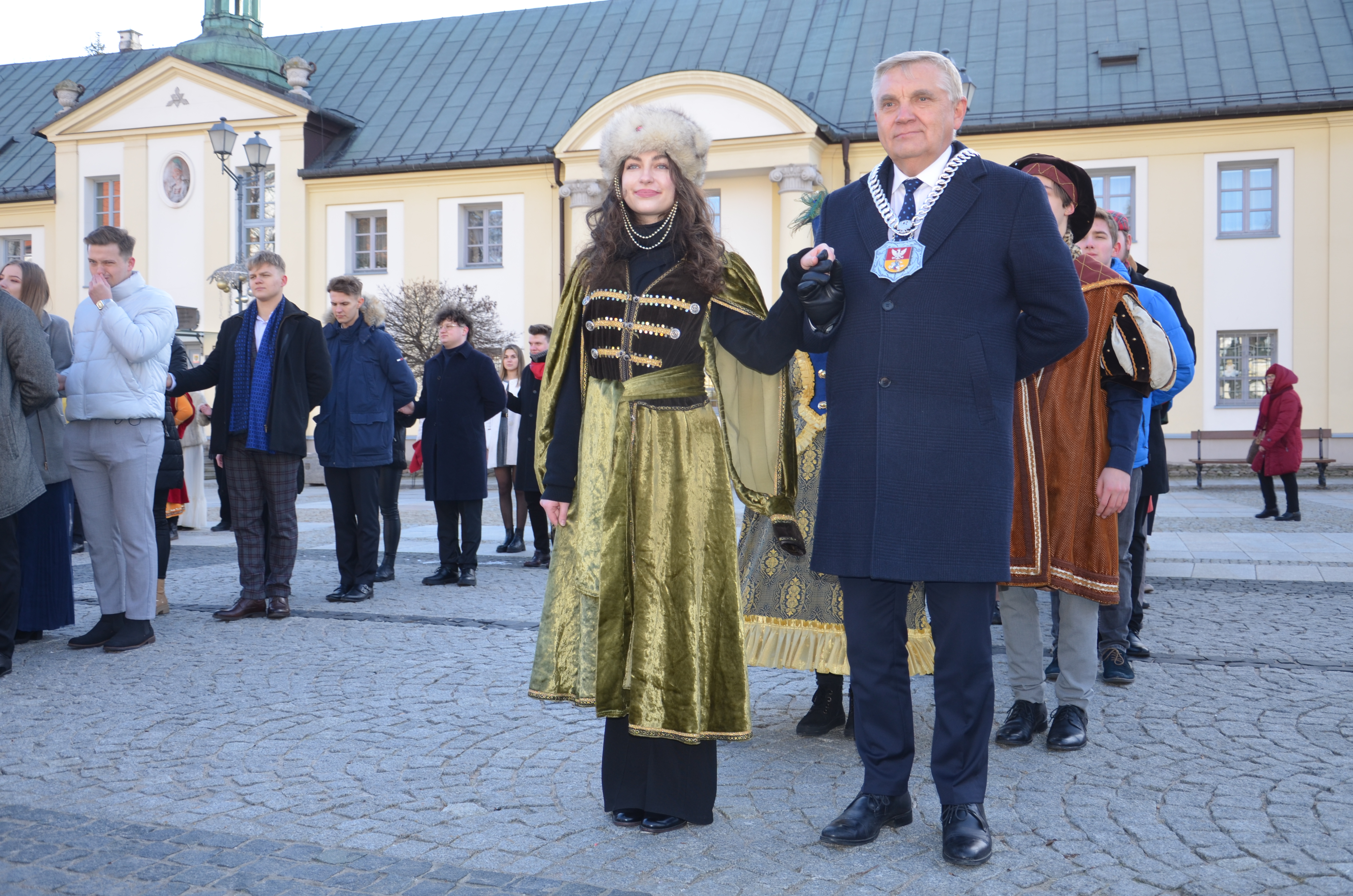 Maturzyści tańcza polonez na Rynku Kościuszki na studniówce miejskiej 2022 razem z prezydentem Tadeuszem Truskolaskim