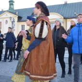 Maturzyści tańcza polonez na Rynku Kościuszki na studniówce miejskiej 2022