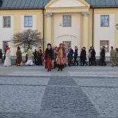 Maturzyści tańcza polonez na Rynku Kościuszki na studniówce miejskiej 2022