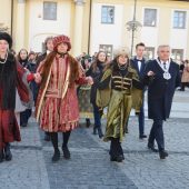 Studniówka na Rynku Kościuszki, poloneza tańczą tegoroczni maturzyści, w pierwszej parze z Izabelą Branicką prezydent Białegostoku Tadeusz Truskolaski