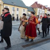 Maturzyści tańcza polonez na Rynku Kościuszki na studniówce miejskiej 2022