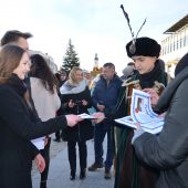 Maturzyści po polonezie na Rynku Kościuszki otrzymują certyfikaty