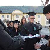 Maturzyści po polonezie na Rynku Kościuszki otrzymują certyfikaty