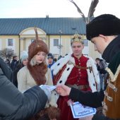 Maturzyści po polonezie na Rynku Kościuszki otrzymują certyfikaty