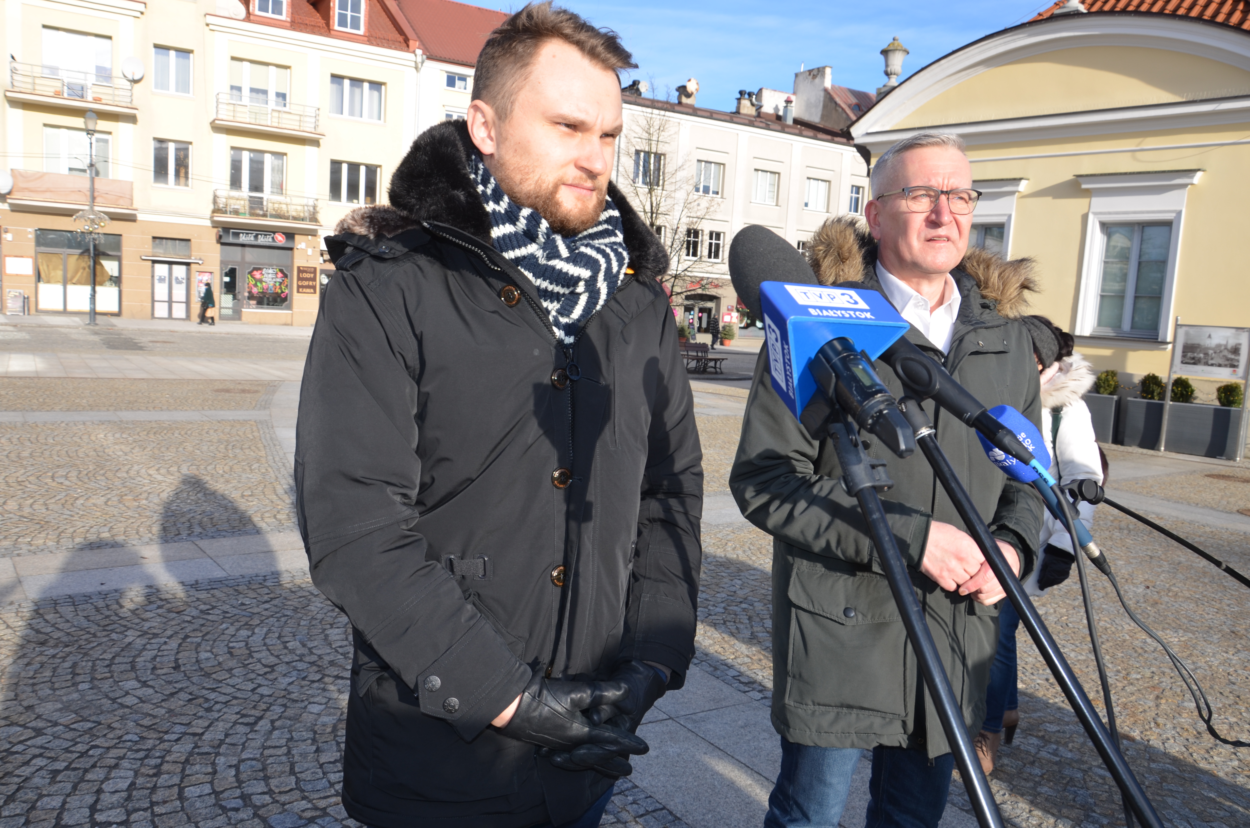 Konferencja prasowa posłów KO Krzysztof Truskolaski stoi obok Roberta Tyszkiewicza na Rynku Kościuszki w Białymstoku