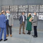 Ludzie na tle zdjęć wystawy modernistycznych budynków Kowna na wystawie na na Wydziale Architektury Politechniki Białostockiej