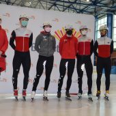 Kadra w short tracku. Natalia Maliszewska, Patrycja Maliszewska, Łukasz Kuczyński, Michał Niewiński, Gabriela Topolska i trener Urszula Kamińska przed wyjazdem na lodowisku BOSiR w Białymstoku. Zawodnicy stroja na tafli