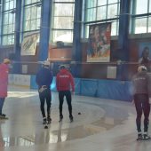 Kadra w short tracku trenuje na lodowisku BOSiR przed wyjazdem na igrzyska olimpijskie w Pekinie 2022