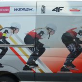 Samochód kadry w short tracku ze zdjęciami zawodników