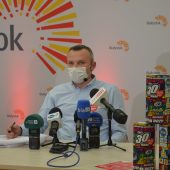 Vice Masterchef Mariusz Kisiel siedzi na konferencj WOŚP 2022