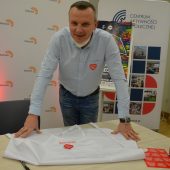 Vice Masterchef Mariusz Kisiel pokazuje swój fartuch z programu Masterchef