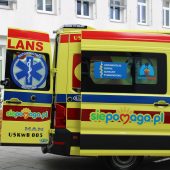 żółty ambulans przed szpitalem