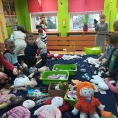dzieci w przedszkolu tworzą szmaciane lalki