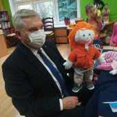 mężczyna prezentuje swoją lalkę