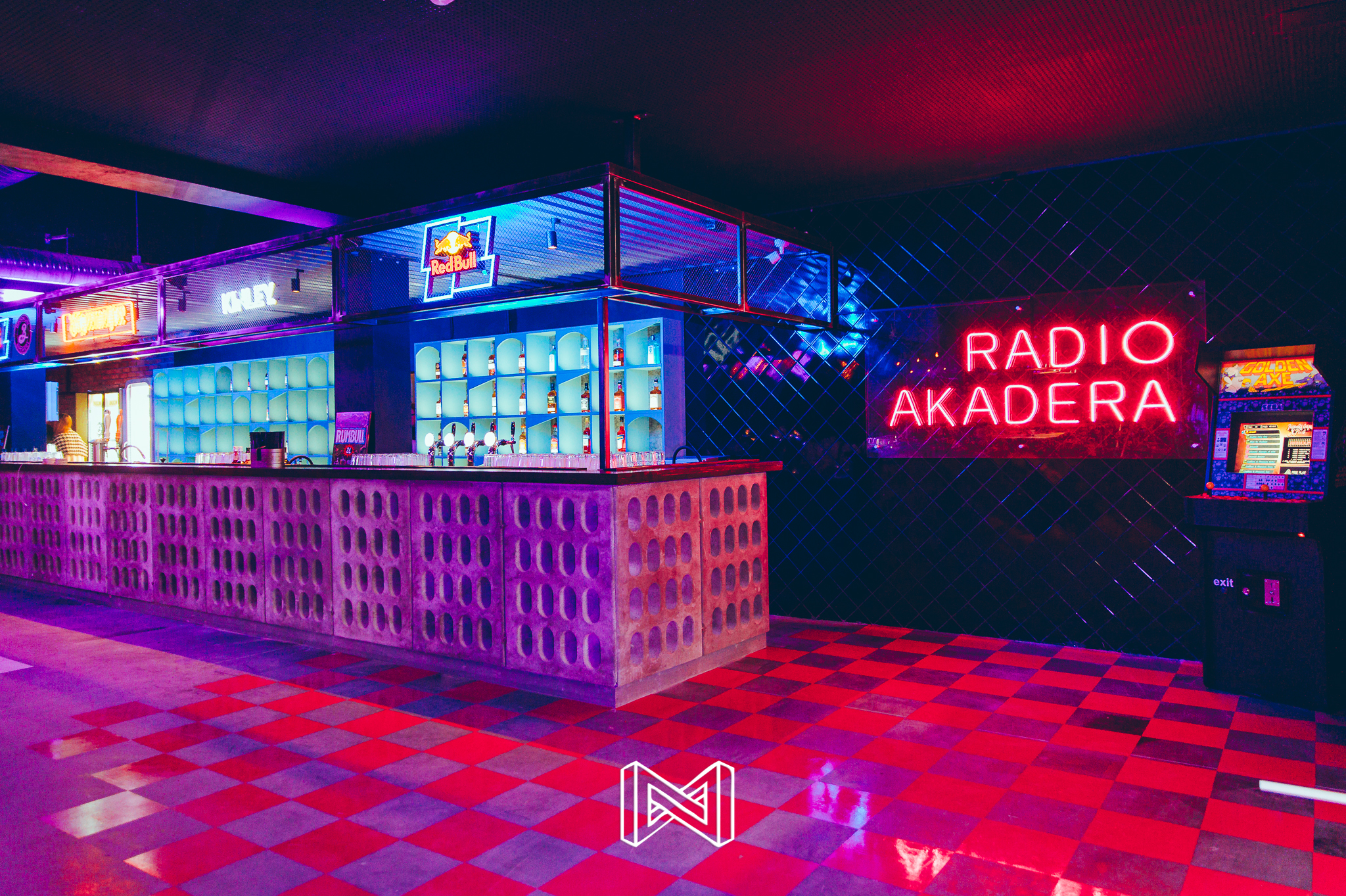 Nowy bar w klubie gwint, obok neon radia akadery