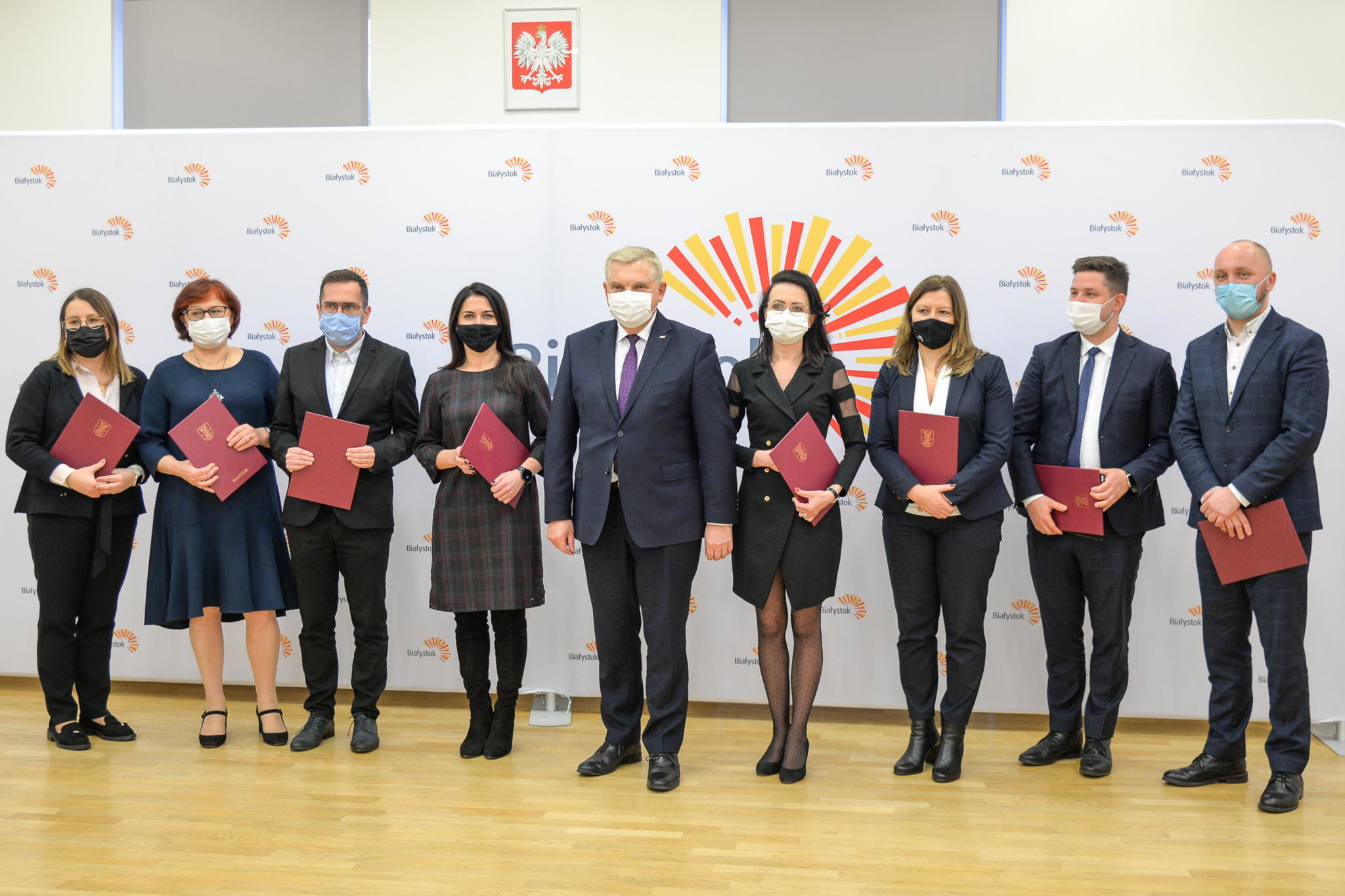 nowo powołani członkowie rady stoją w szeregu, w środku jest prezydent