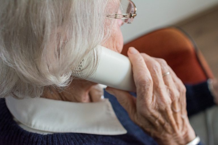 Starsza kobieta rozmawia przez telefon