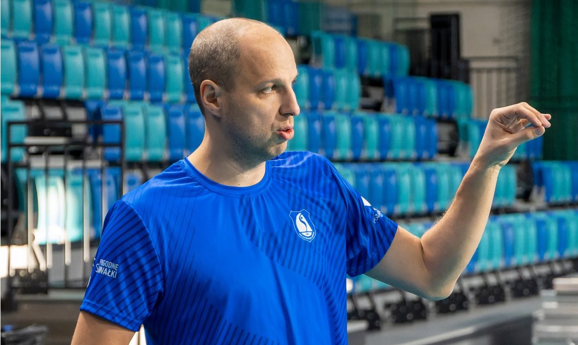 Nowy trener w klubowej koszulce podczas treningu